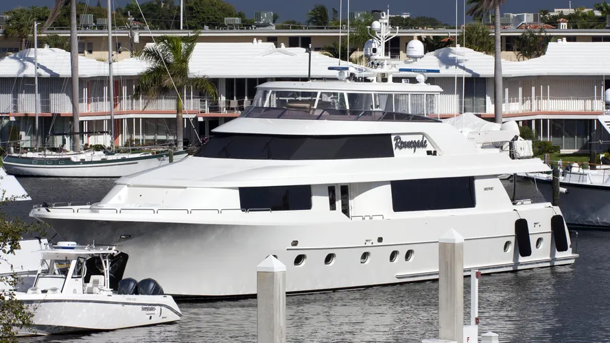 rennegade-yacht-exterior