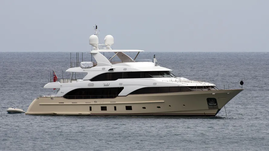 battal-yacht-exterior