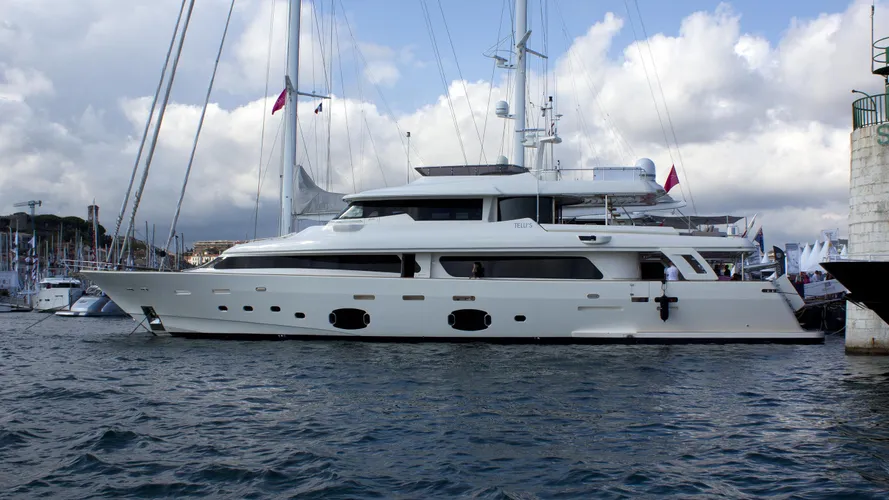 tellis-yacht-exterior