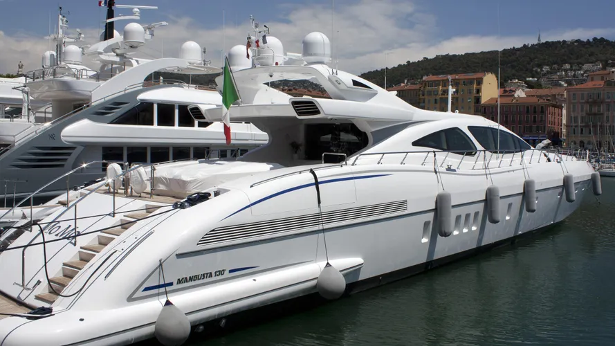mo-mo-yacht-exterior