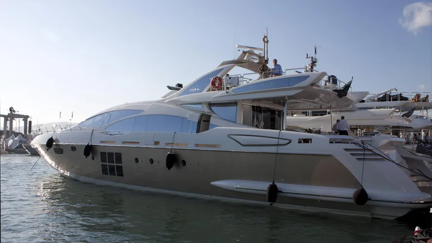 platinum-77-yacht-exterior