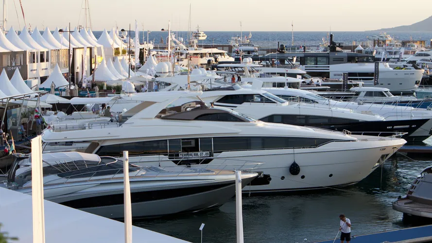 borneo-explorer-ii-yacht-exterior
