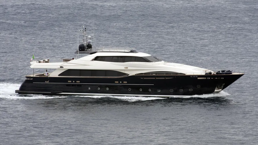 suegno-yacht-exterior