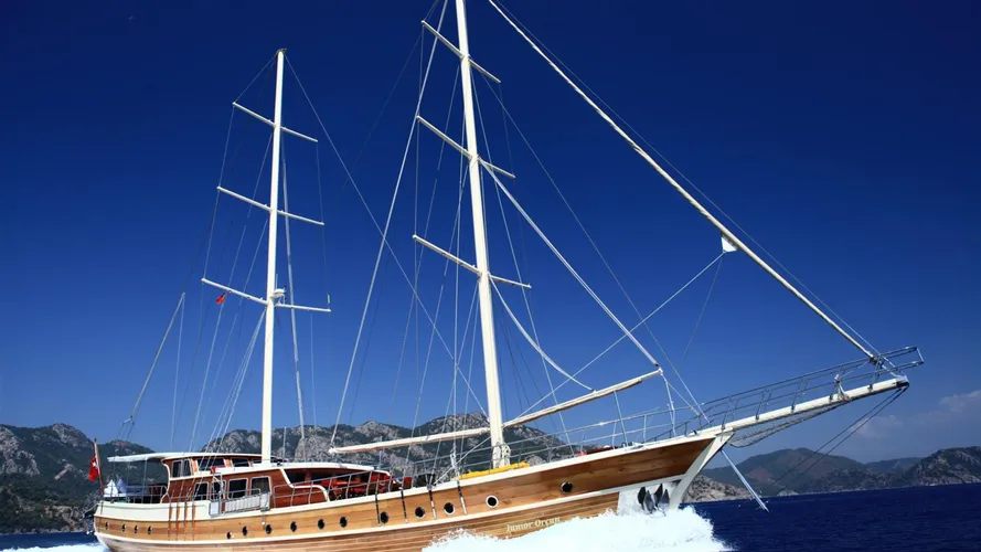 junior-orcun-yacht-cruising