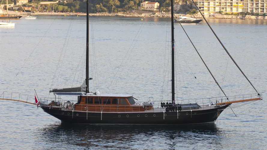 vita-dolce-yacht-exterior