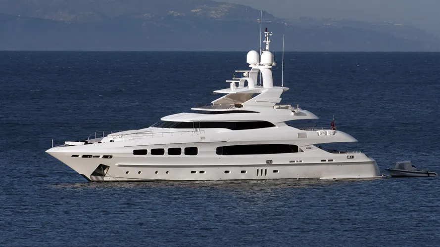 manifiq-yacht-exterior