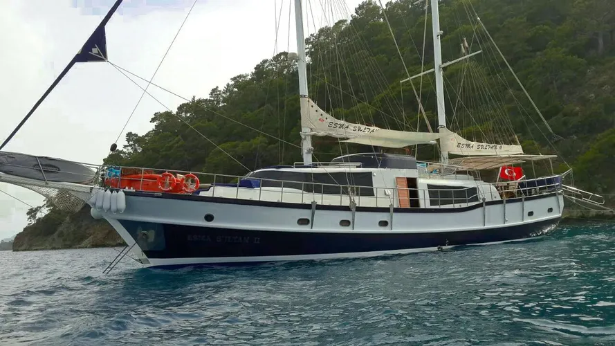 esma-sultan-ii-yacht-at-anchor
