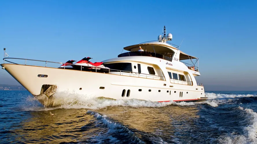 azmim-yacht-at-sea