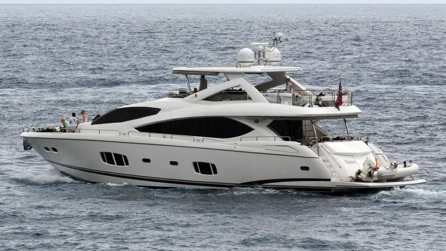 veuve-yacht-exterior