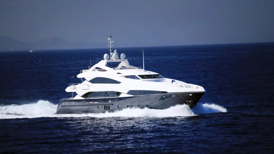 barracuda-red-sea-yacht-at-sea