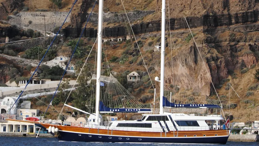 esma-sultan-yacht-at-anchor
