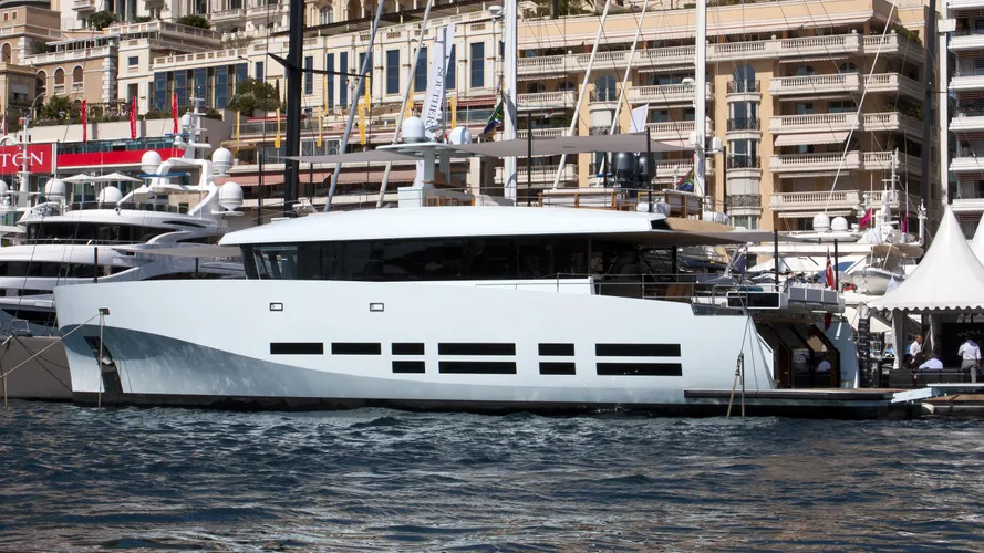 kanga-yacht-exterior