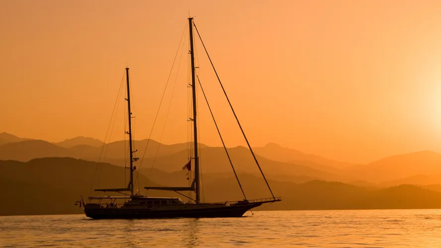 daima-yacht-sailing-sunset