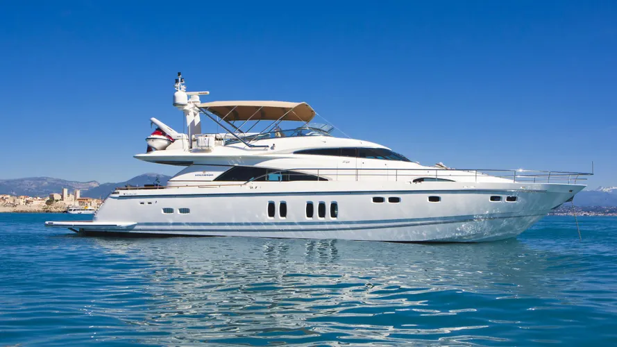 D5-yacht-for-charter-profile