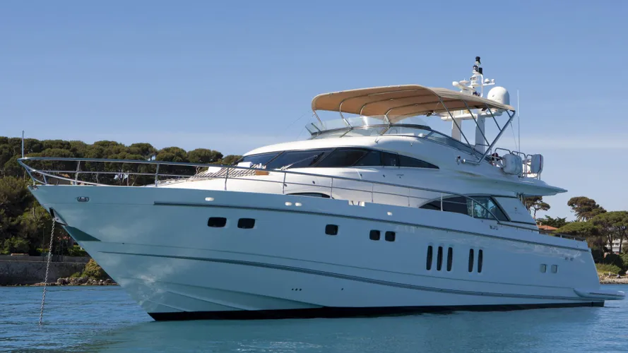 D5-yacht-at-anchor