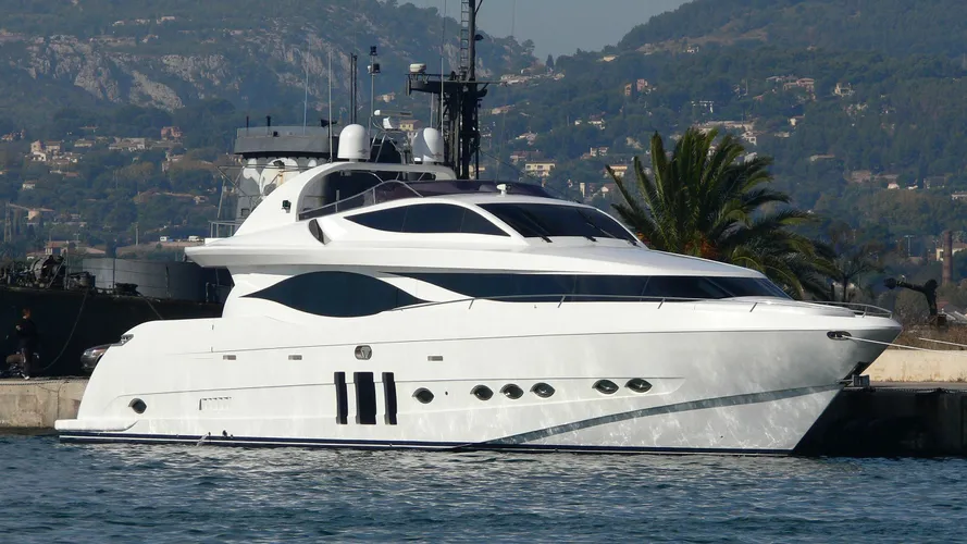 mia-yacht-exterior