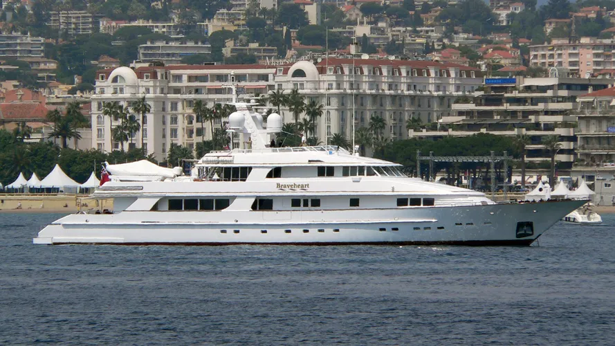 braveheart-yacht-exterior