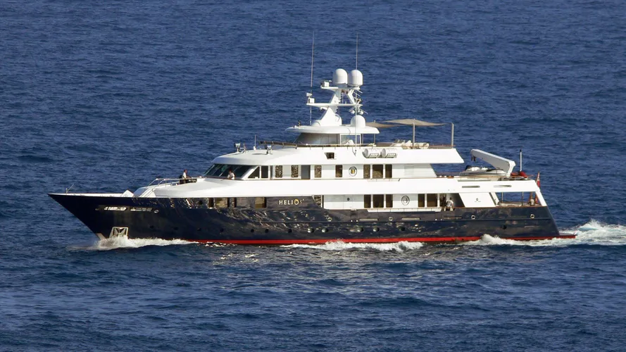 helios2-yacht-exterior