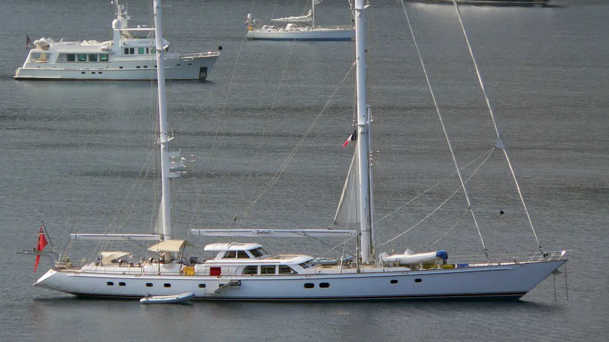 juliet-b-yacht-exterior