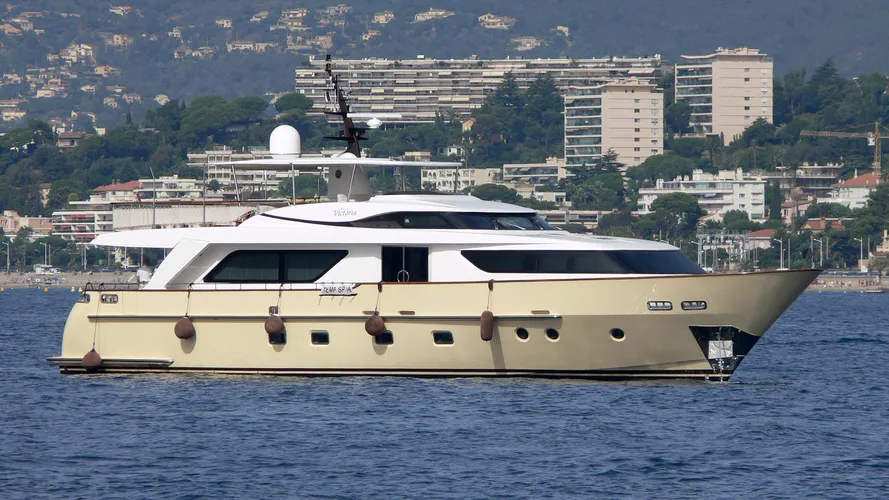 lady-victoria-yacht-exterior