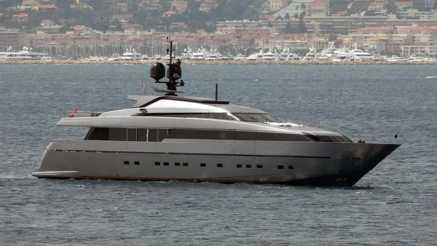 4a-yacht-exterior