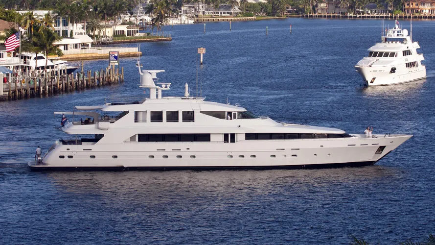 surina-yacht-exterior