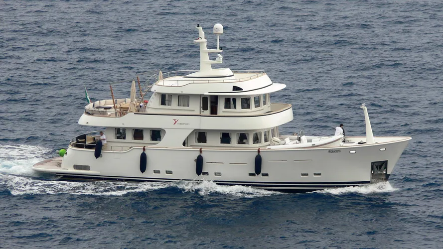 popotine-yacht-exterior