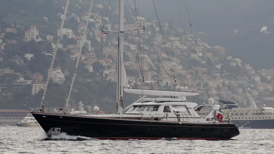 ree-yacht-exterior