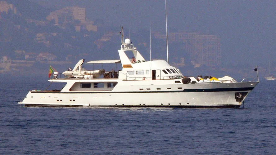 el-bravo-yacht-exterior
