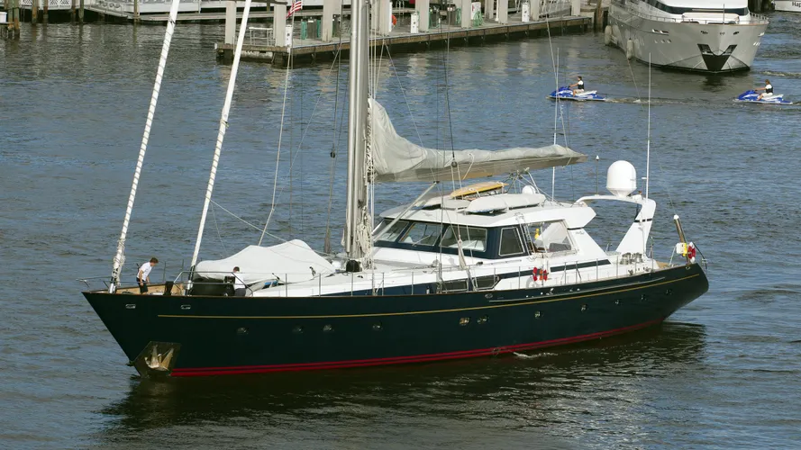 manutara-yacht-exterior