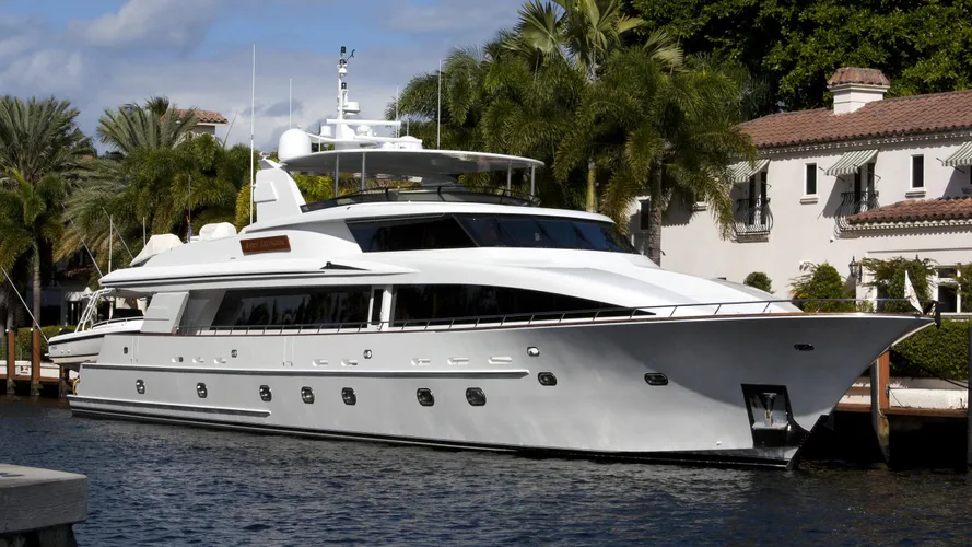ocean-club-aspen-alternative-yacht-exterior