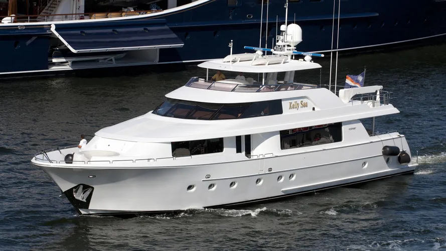 domino-yacht-exterior
