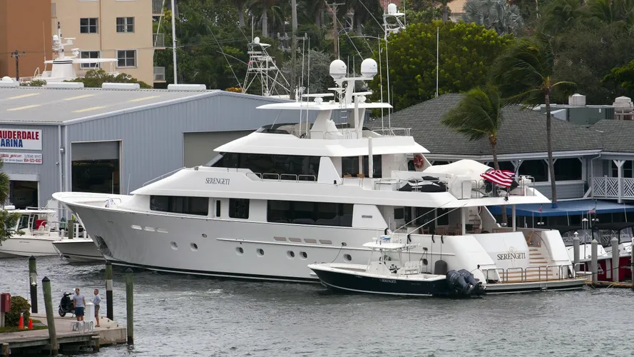 serengeti-yacht-exterior