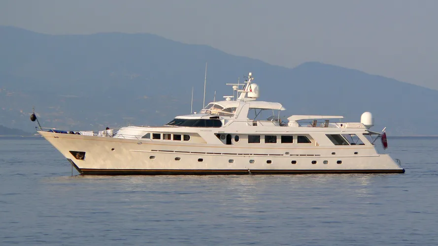 india-yacht-exterior