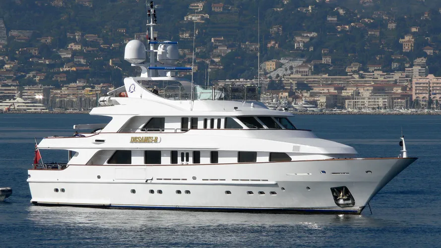 desamis-b-yacht-exterior