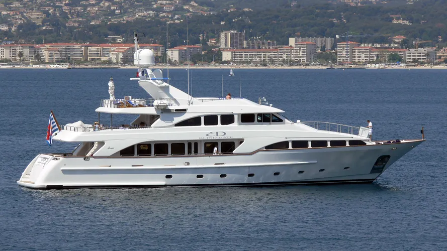 blind-date-too-yacht-exterior
