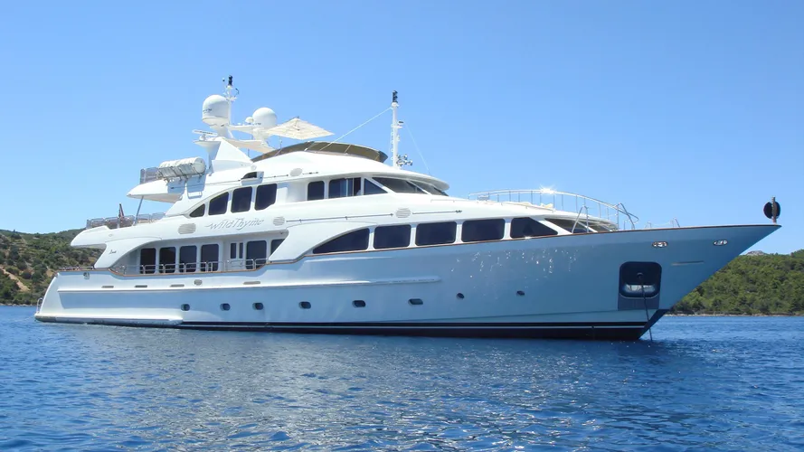 aura wild thyme motoryacht benetti 37m 2006 half profile