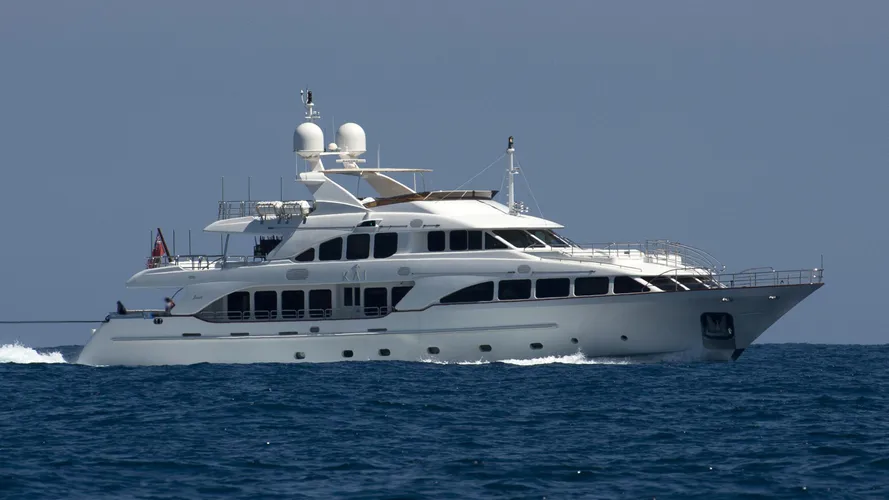 pure bliss kai motoryacht benetti classic 2007 37m cruising half profile