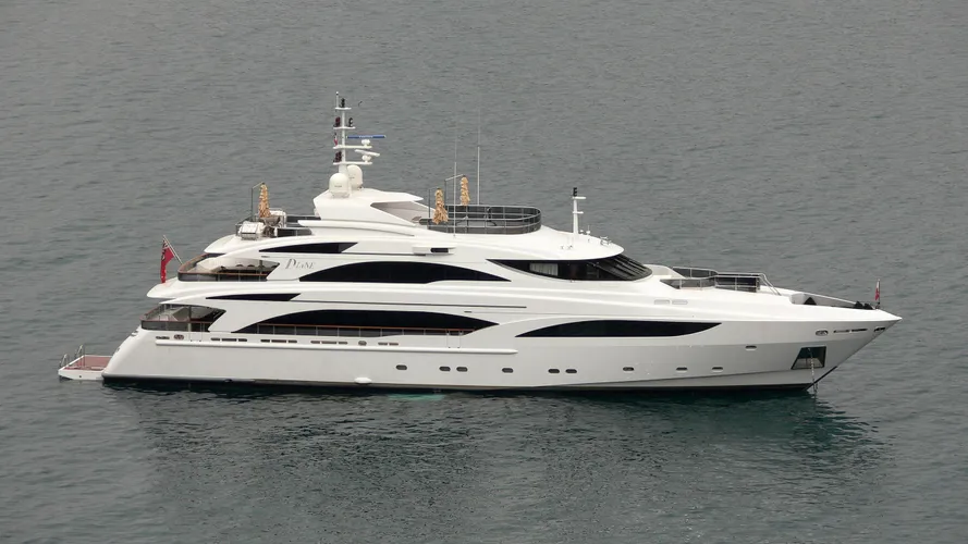 diane-yacht-exterior