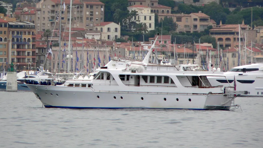 white-horse-yacht-exterior