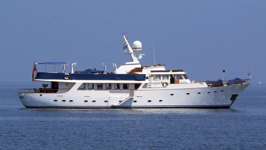 gardenia-yacht-exterior
