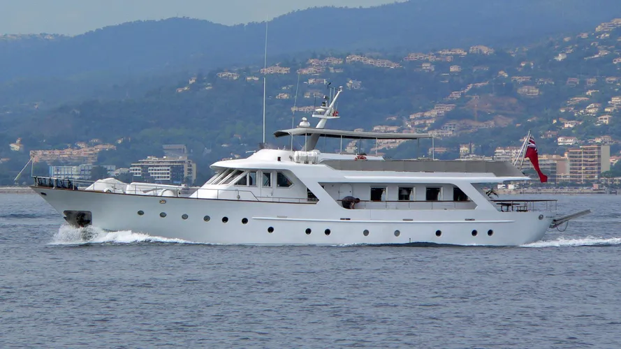 double-up-yacht-exterior