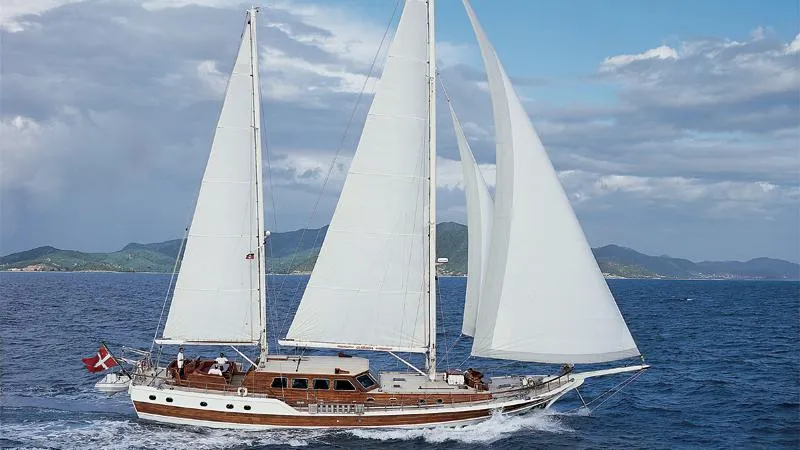 clarissa-yacht-for-charter-profile