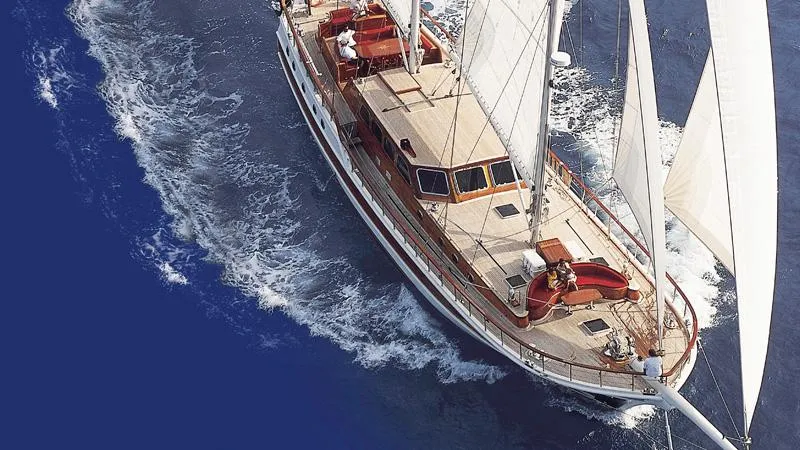 clarissa-yacht-at-sea