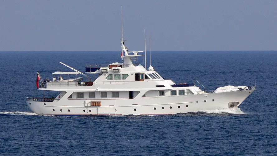 lady-candida-yacht-exterior