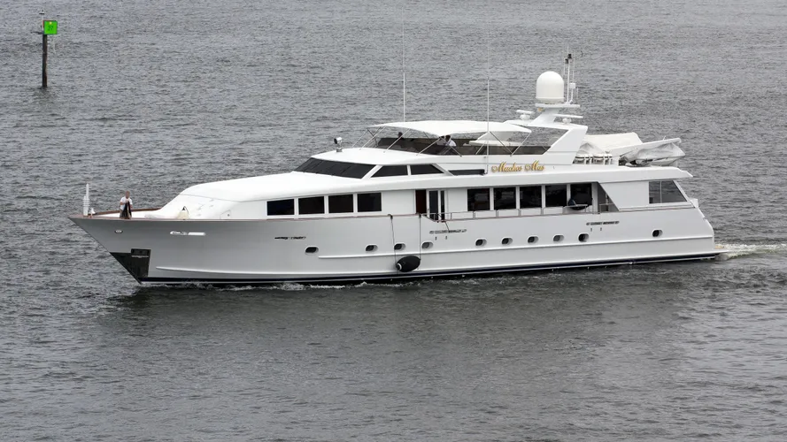 muchos-mas-yacht-exterior