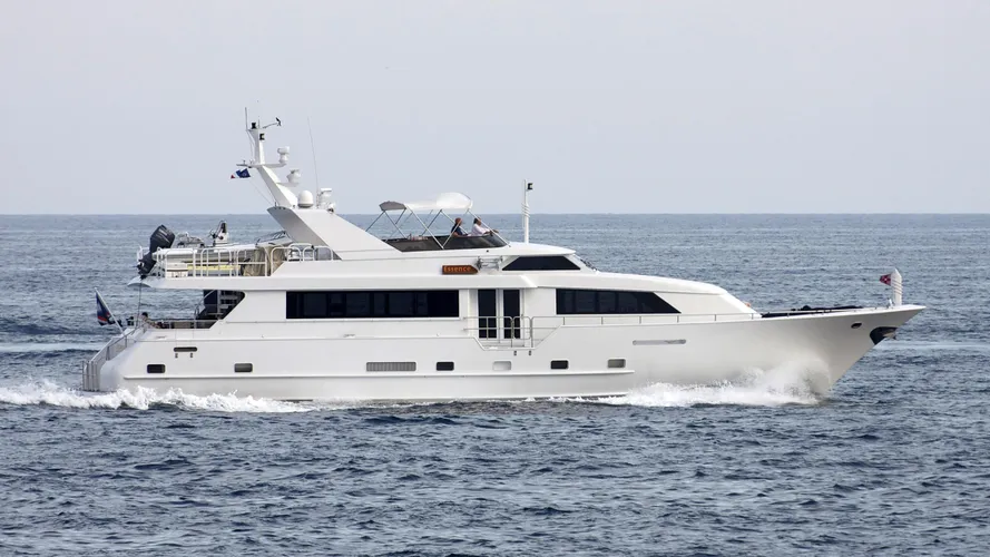 essence-yacht-exterior