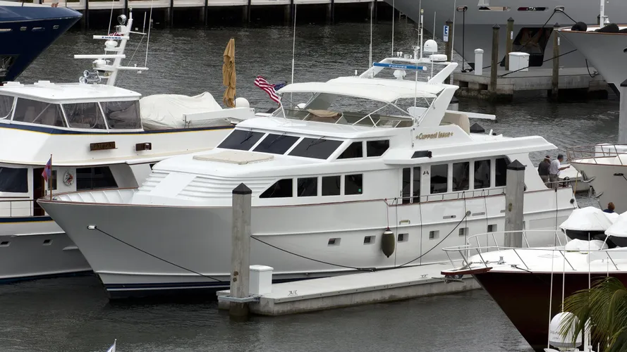 current-issue-yacht-exterior
