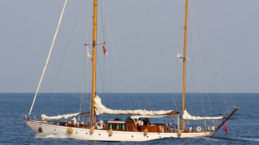 wayfarer-yacht-exterior