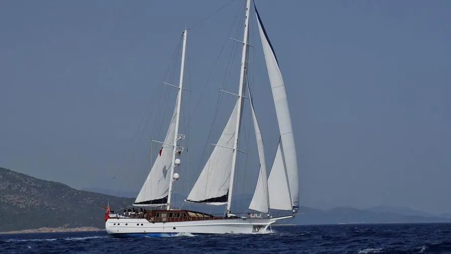 blue-eyes-yacht-for-charter-profile